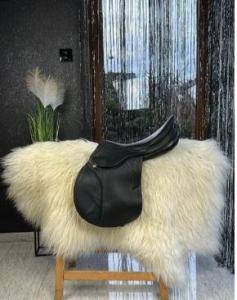 Sheepskin or sheepskin saddle pads placed under the saddle.