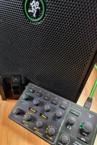 Mackie Showbox Guitar Busker karaoke Battery Powered PA Speaker Amp Monitor