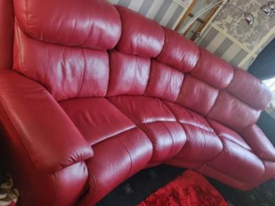 RED LEATHER SETTEE VERY CHUNKY