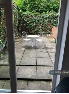Studio flat in Shepherds Bush Road, London, W6 (#)