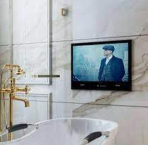 24″ 2024 Wifi Smart Android 11 Waterproof Black TV