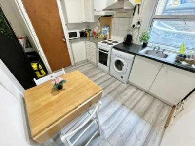 double single use room in Commercial Road!