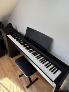Yamaha P-125A new digital Piano and Stool NEEDS GONE