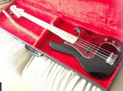 Fender Precision bass: mint