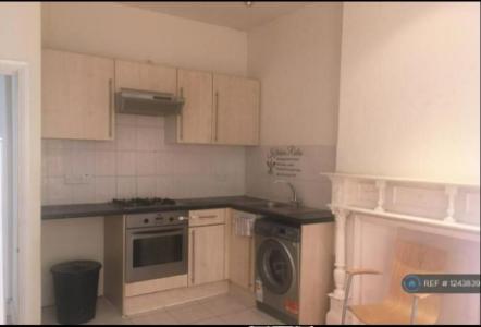 1 bedroom flat in Mitcham Lane, London, SW16 (1 bed) (#)