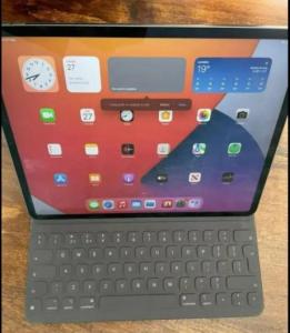 Apple iPad Pro 256gb, 12.9-Inch 3rd Generation, great condition & comes with keyboard protector